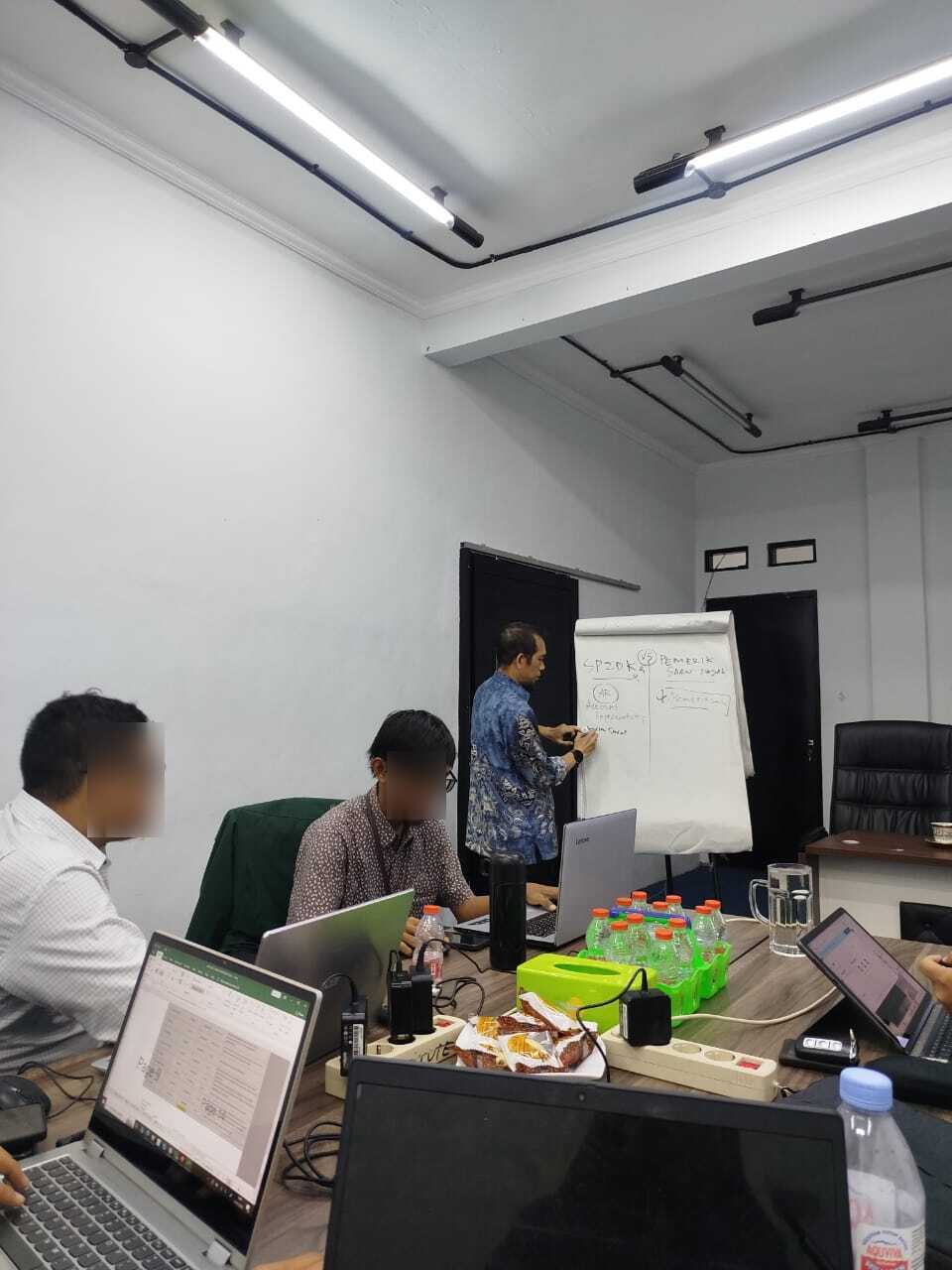 Tim Wibowo Konsultan Pajak berdiskusi dengan pemilik bisnis
